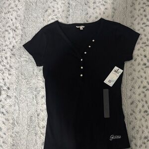 GUESS Black Short Sleeve V-Neck Top with diamond snaps. Size large. New with tag